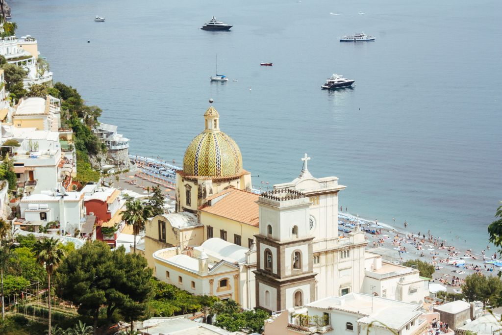 Panorama di Positano con la Chiesa di Santa Maria Assunta e case colorate, Italia.