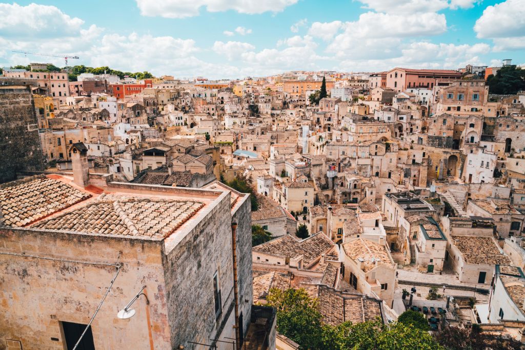 Vista panoramica sulla città antica di Matera, Basilicata, con i Sassi e i tetti in pietra.