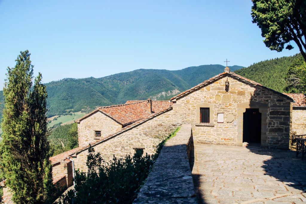 Abbazia di Sant’Eutizio a Preci, con facciata storica e paesaggio collinare.