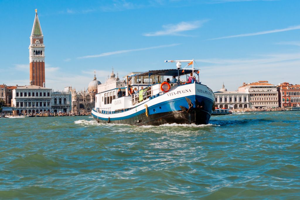 "Vita Pugna“ Segeln in der Lagune von Venedig mit Blick auf den Campanile von San Marco
