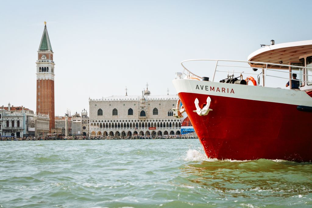 Barca "Ave Maria" Girolibero sulla laguna di Venezia davanti a San Marco, viaggi in bici e barca organizzati