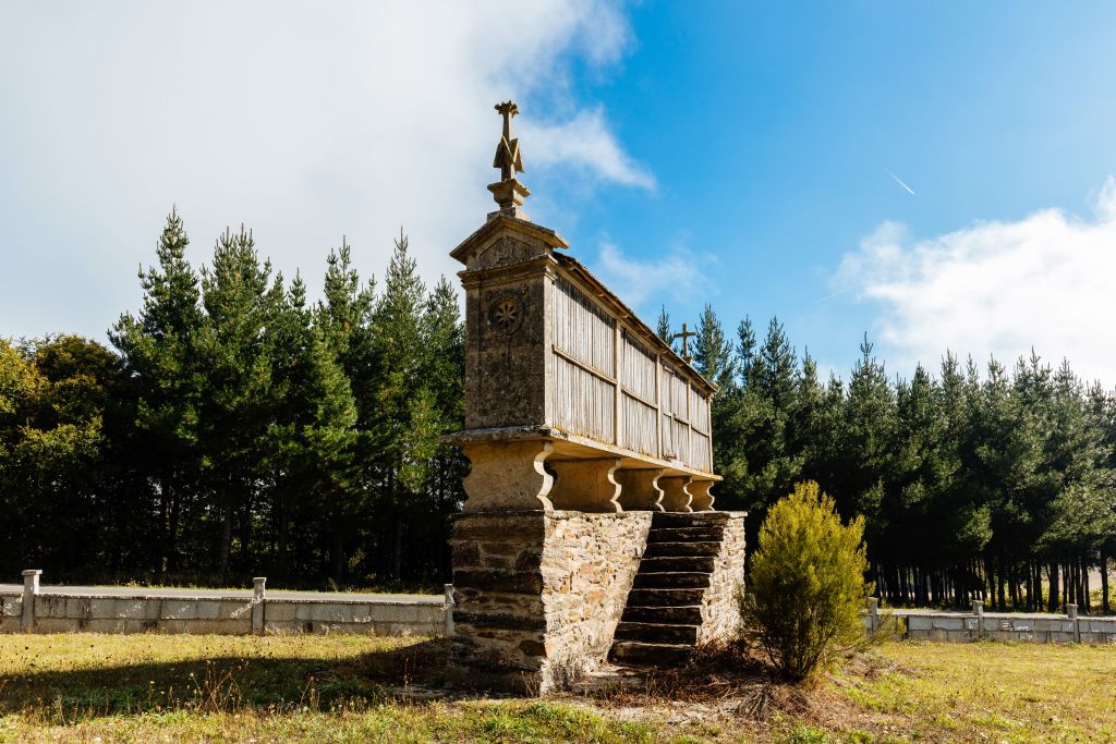 Horreo in legno su pilastri di pietra tipico della Galizia