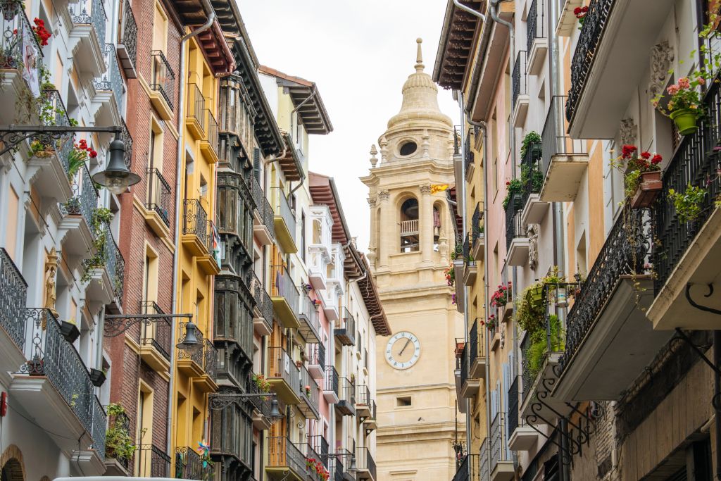 Stradina storica nel centro di Pamplona, Navarra, Spagna, con la cattedrale in lontananza.