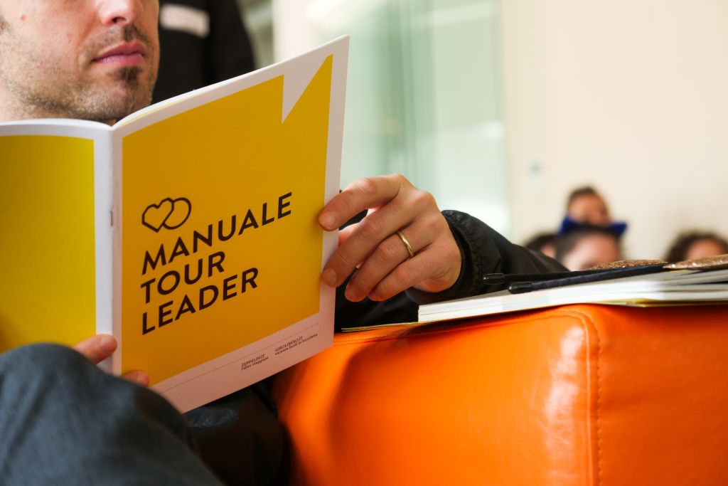 Corsista legge un manuale durante il corso per tour leader "Girolibero"