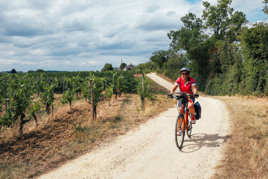 Radfahrer mit "Girolibero“-Fahrrad auf einer Route durch die Weinberge in Frankreich