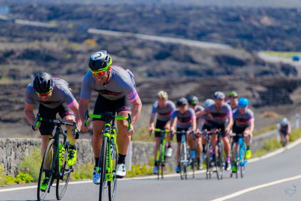 Gruppo di ciclisti durante una sessione di allenamento su strada, Lanzarote, Spagna