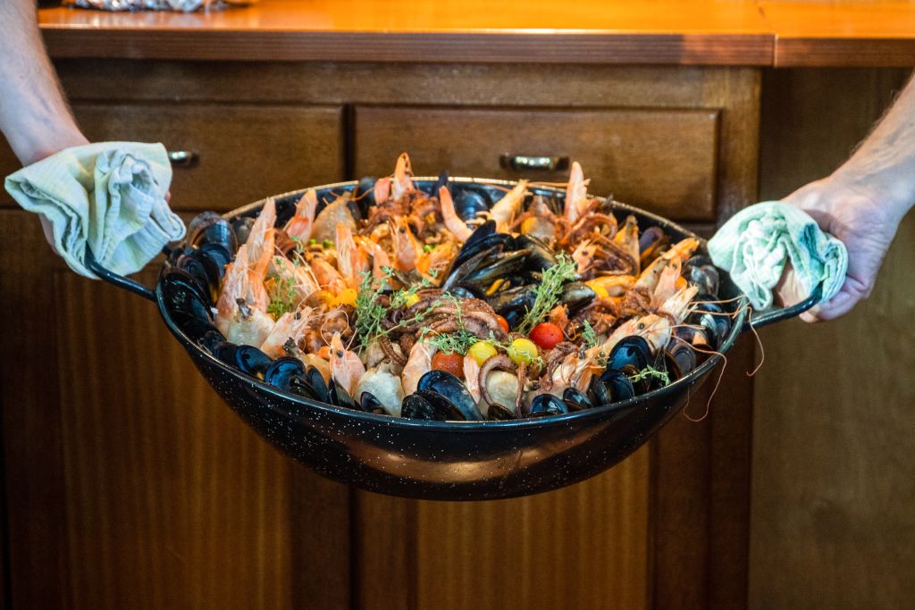 Piatti tipici della cucina provenzale serviti in barca, viaggiare in bici e barca