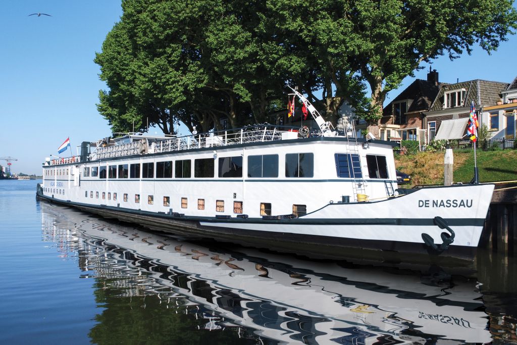 Barca De Nassau in navigazione lungo il canale