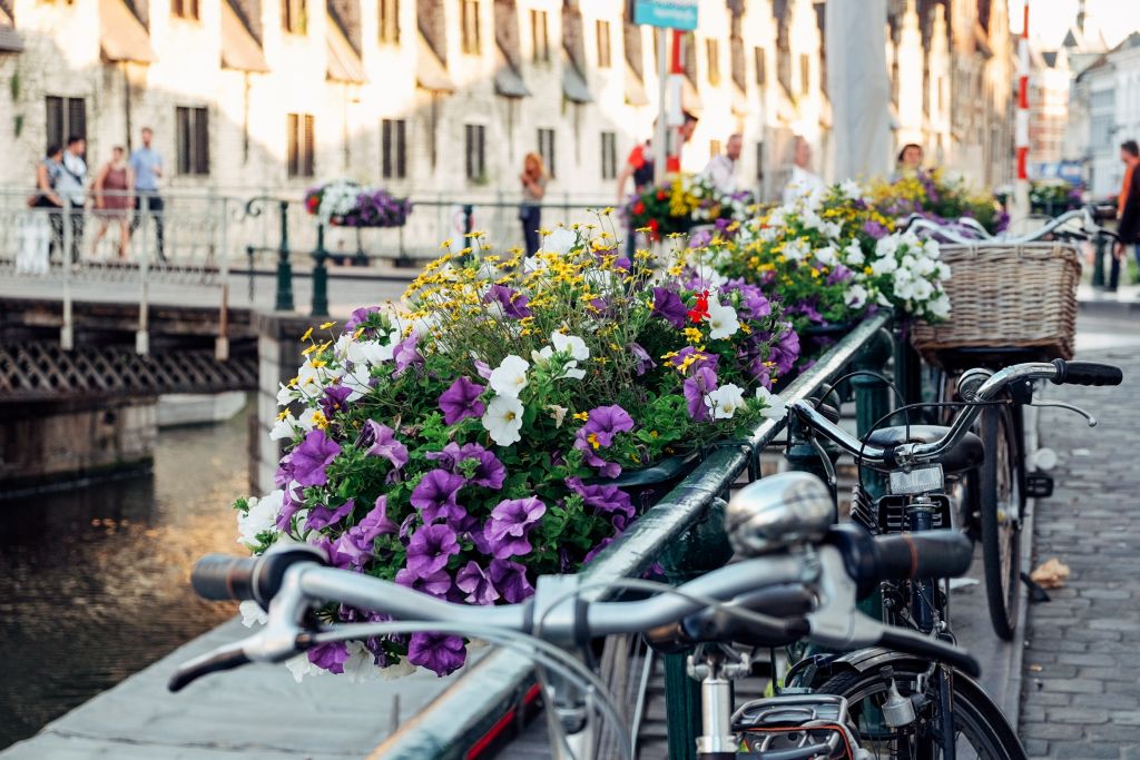 Entlang der Kanäle von Amsterdam geparkte Fahrräder