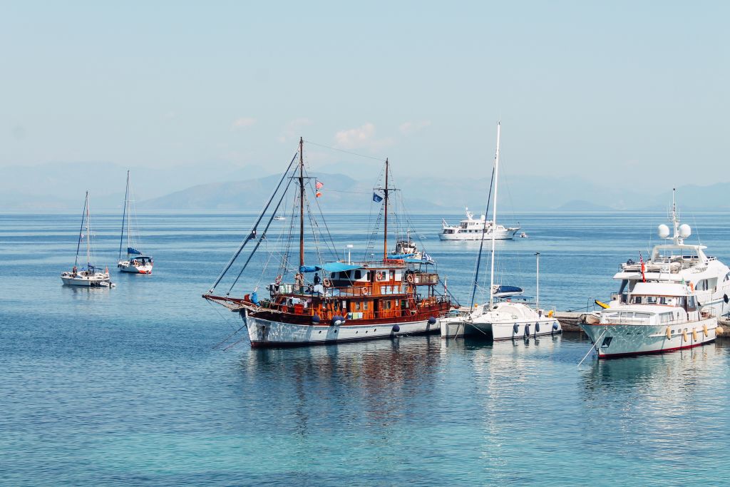 Barche a vela ancorate in mare aperto, vacanze in barca Isole Ioniche