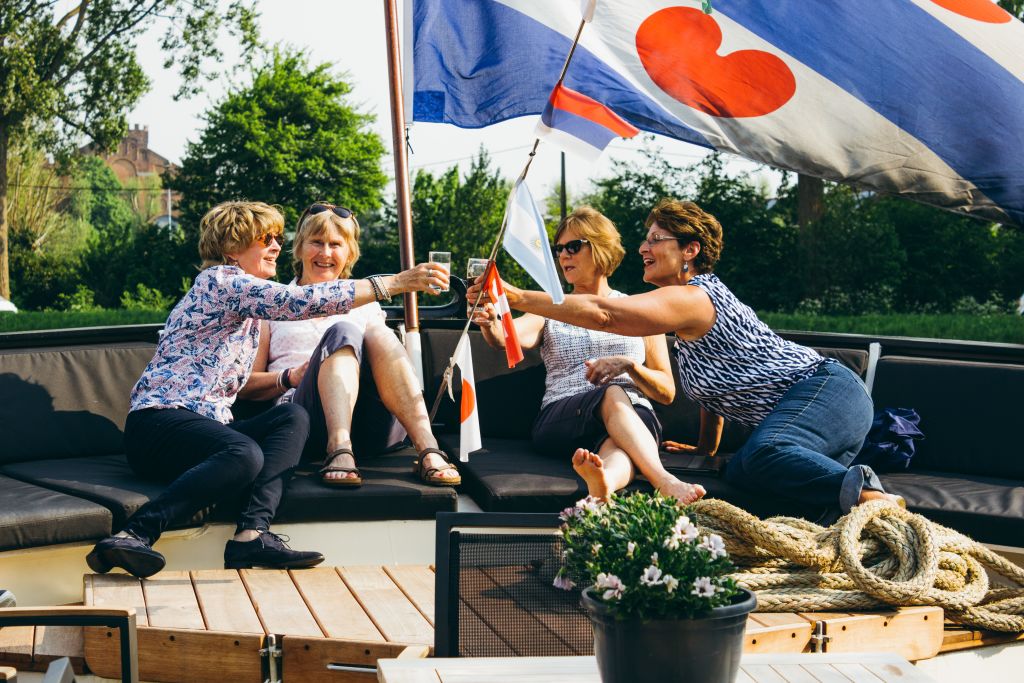 Ospiti che si rilassano sul ponte della barca "Magnifique II"