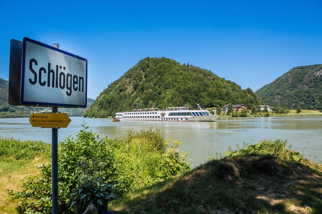 Segnale della Ciclabile del Danubio in una zona verdeggiante lungo il fiume