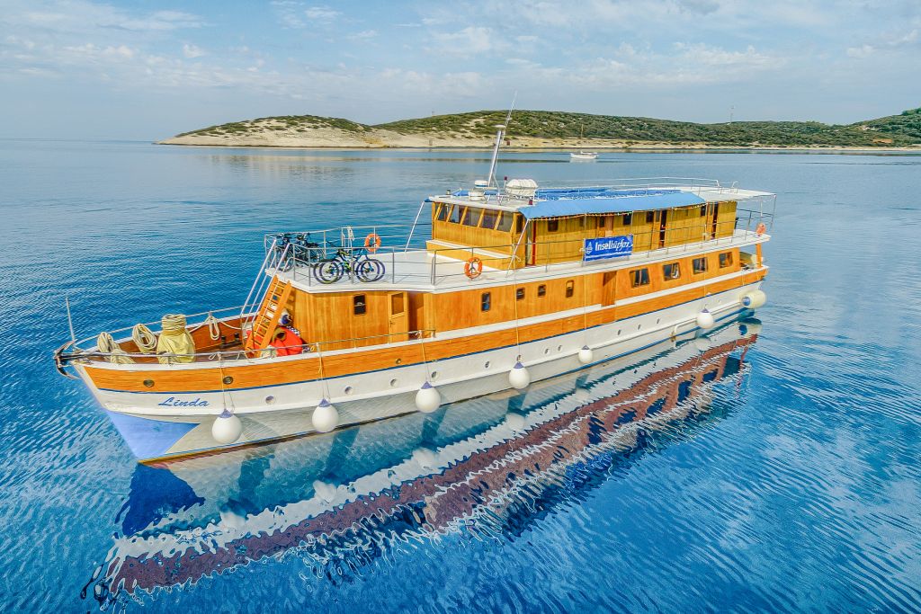 Panfilo "Linda" che naviga in mare aperto vicino alla costa croata.