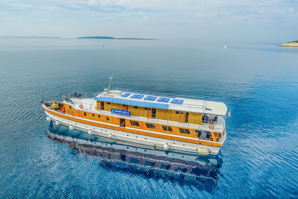 Panfilo "Linda" nelle acque tranquille del Golfo del Quarnaro, viaggi bici e barca