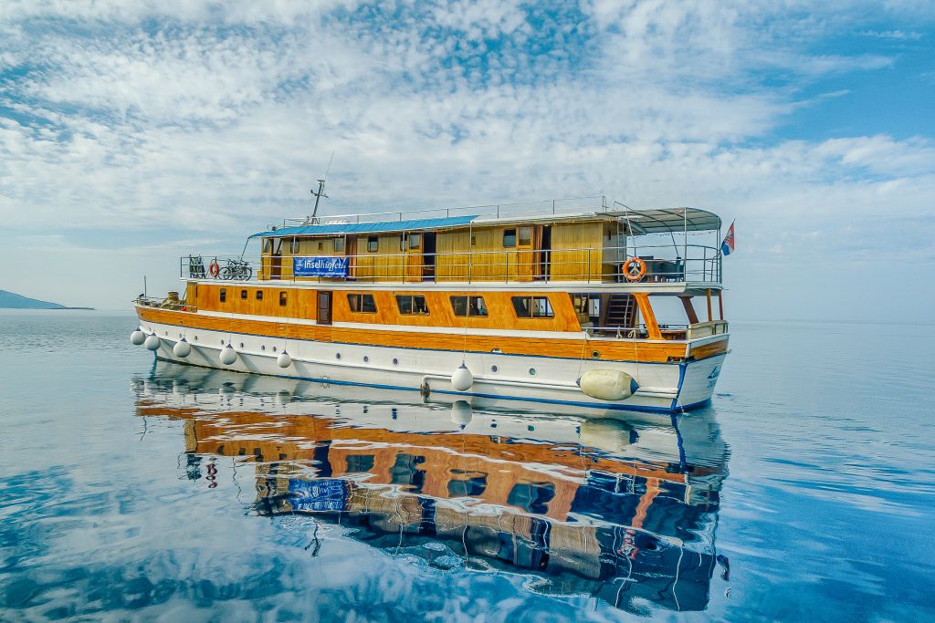 Barca "Linda" in navigazione su acque calme in Croazia.