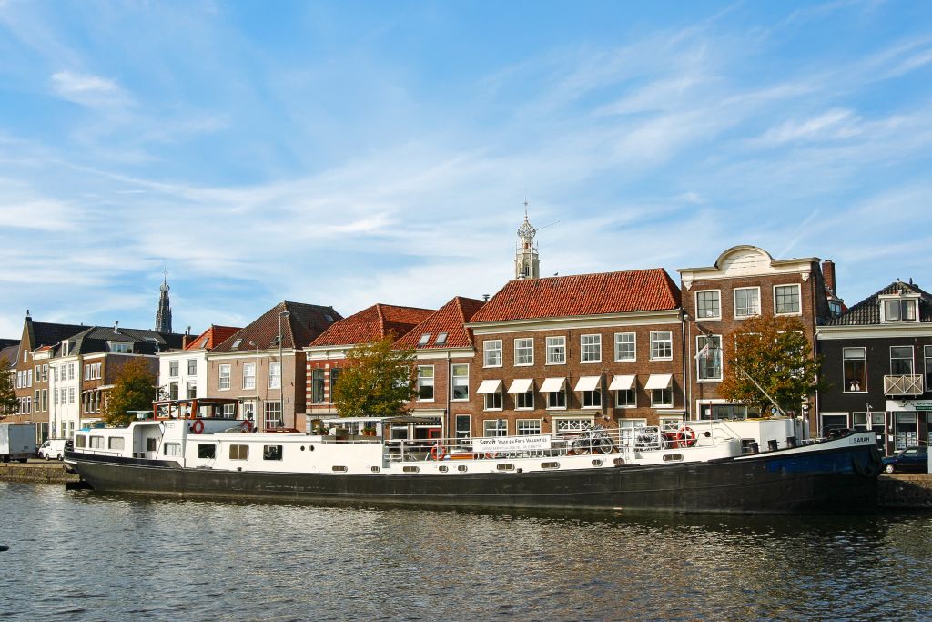 Nave "Sarah" sul canale con vista panoramica della città di Hoorn con edifici storici lungo il porto, Olanda.