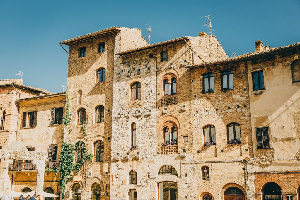 Piazza medievale a Volterra, con edifici storici in pietra.