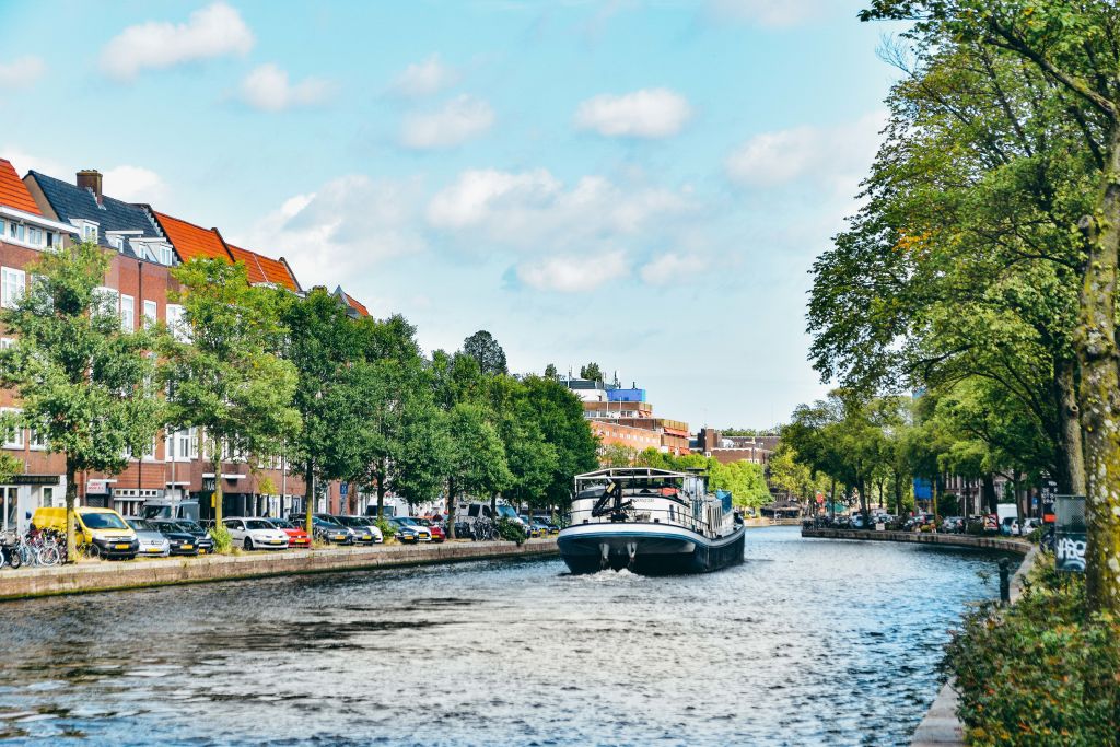 Chiatta fluviale "Gandalf" in navigazione su un canale nel centro di Amsterdam, viaggi bici e barca "Girolibero"