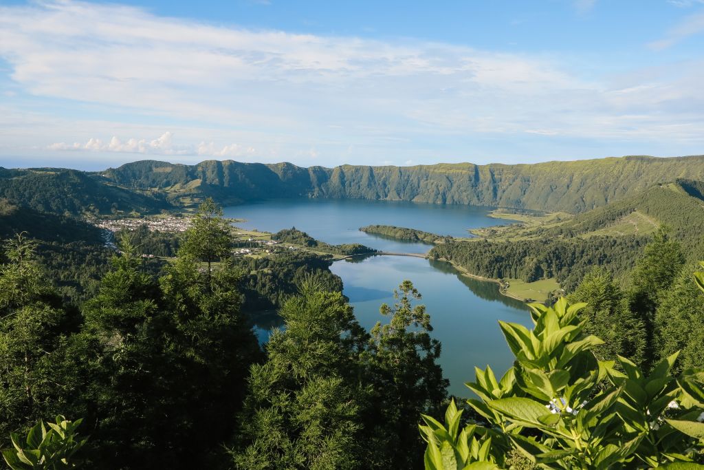 Lagoa do Fogo tra le montagne verdi, São Miguel, Azzorre