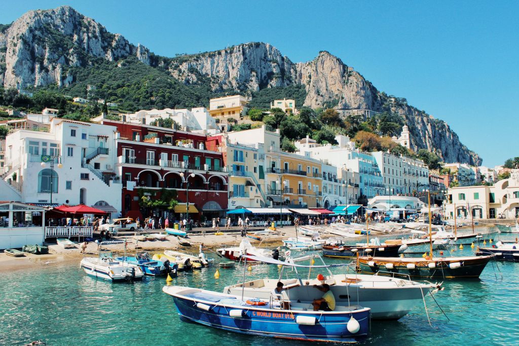 Porto di Marina Grande a Capri con barche e case colorate, Italia.