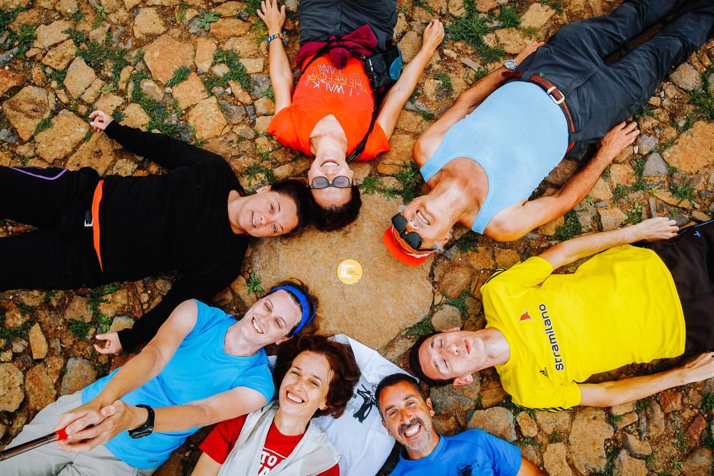 Gruppo di escursionisti sdraiati in cerchio per una foto, trekking a Tenerife, viaggi a piedi organizzati