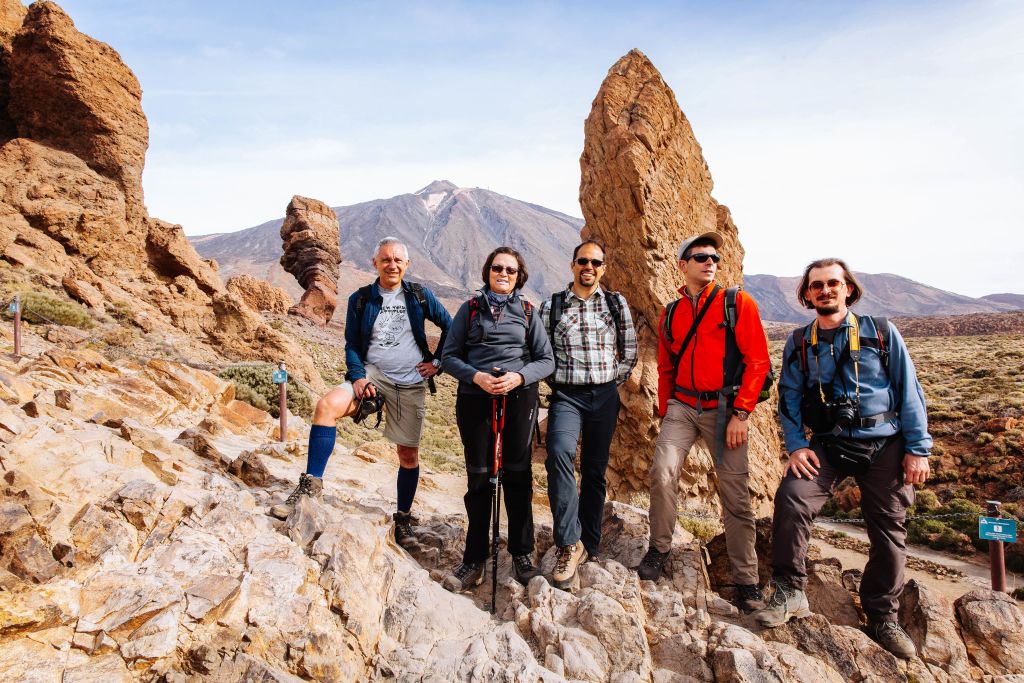 Escursionisti in un paesaggio roccioso, trekking con guida a Tenerife