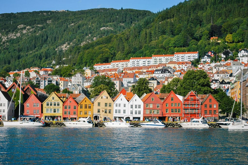 Case colorate del quartiere storico di Bryggen lungo il porto di Bergen, Norvegia.