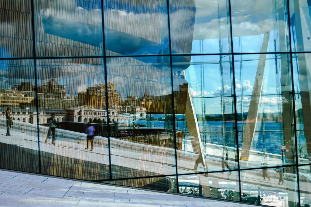 Riflessi sulle vetrate dell'Opera House di Oslo, Norvegia.