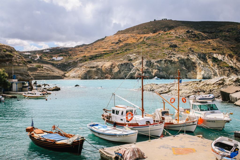 Piccolo porto con barche a vela sull'isola di Kimolos, Grecia.