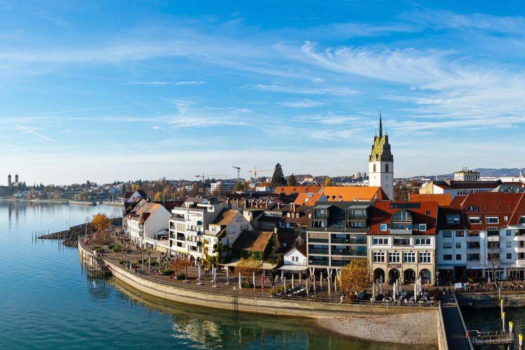 Barca turistica con passeggeri che attraversa le acque del Lago di Costanza, vacanze in bici e barca "Girolibero"