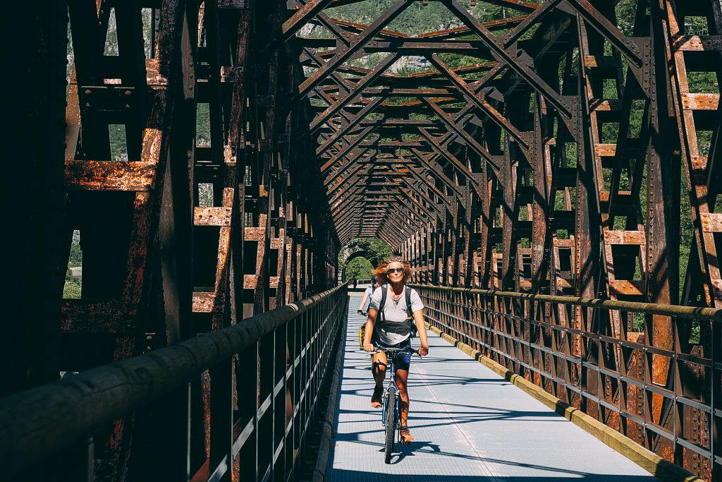 Ciclista su un ponte coperto lungo una ciclabile in Germania.