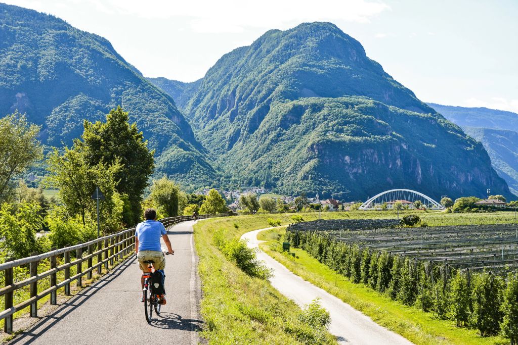 Radfahrer auf einem Berg-Radweg mit Blick auf die Dolomiten, Italien.
