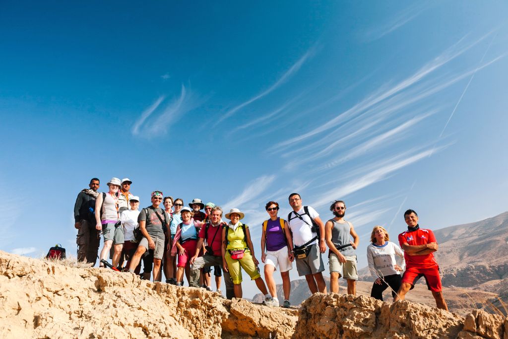 Gruppo di escursionisti su un sentiero panoramico in Giordania, tours "Girolibero"