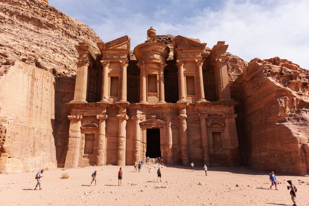 Vista della facciata del Tesoro (Al-Khazneh) a Petra, Giordania.