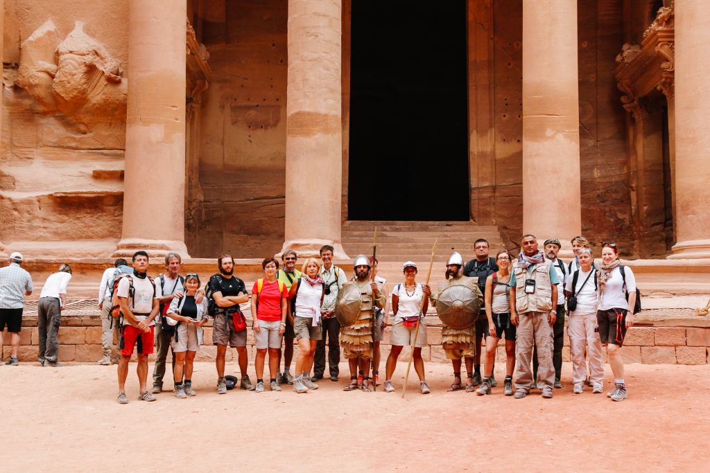 Facciata del Monastero (Ad Deir) a Petra, con visitatori in primo piano, Giordania tours "Girolibero"