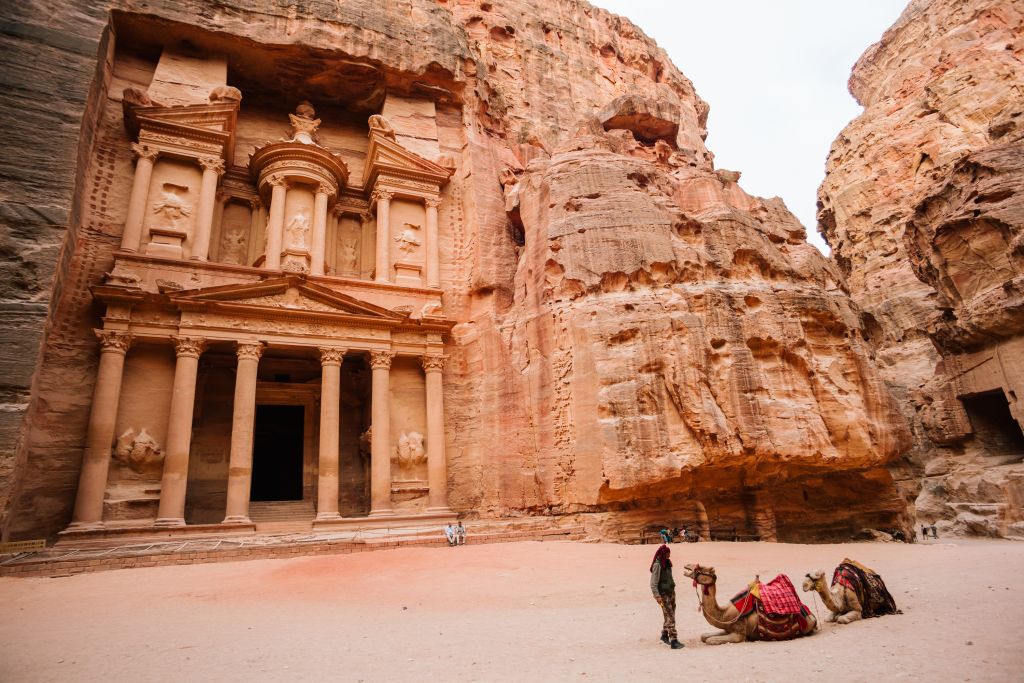 persona con un cammello davanti al Monastero di Petra
