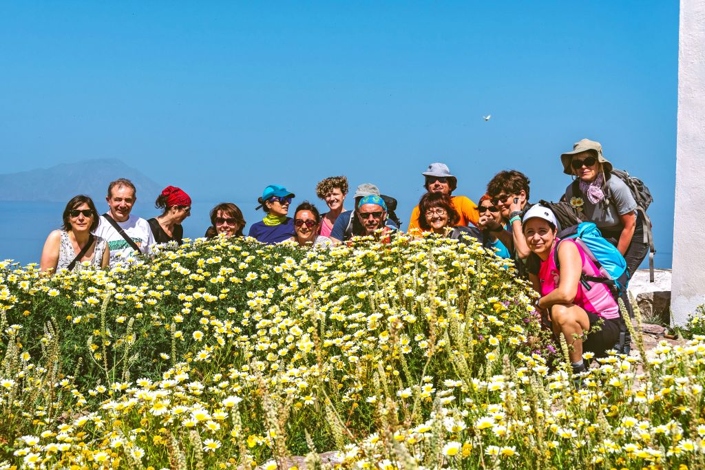 Foto di gruppo in viaggio con "Girolibero", trekking di primavera in Grecia