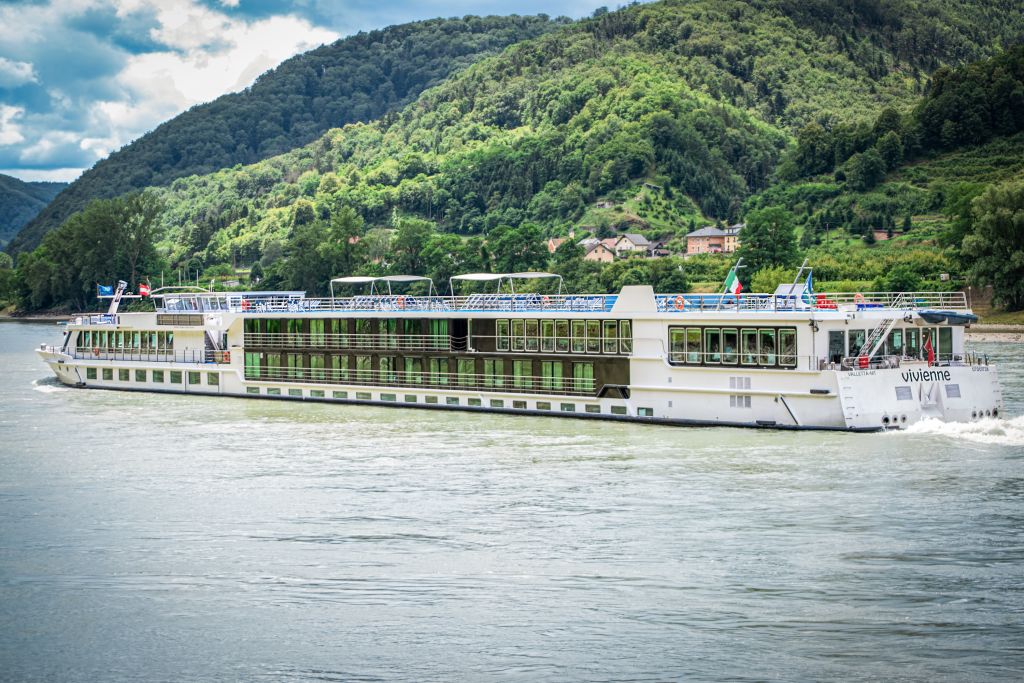 Barca fluviale "vivienne" naviga sul Danubio tra le montagne verdi