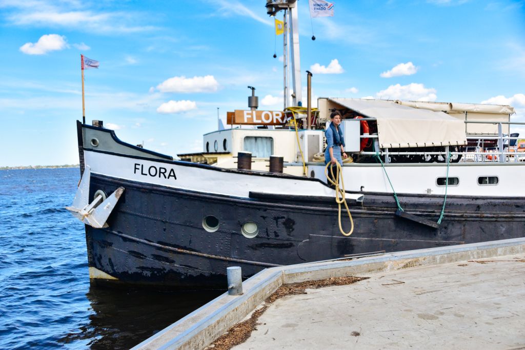 Barca Flora attraccata nel porto di Harlingen, Paesi Bassi.