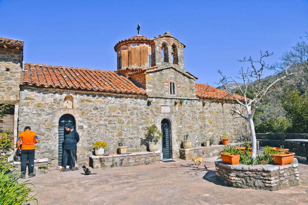 Monastero bizantino in pietra con cupola rossa nel Peloponneso
