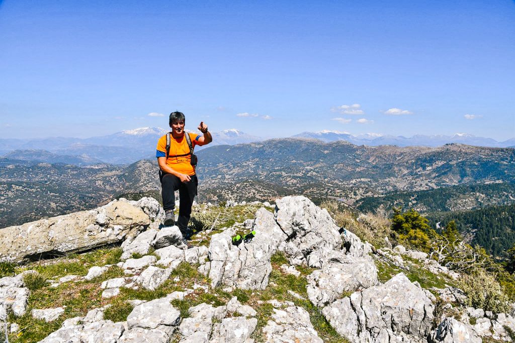 Escursionista con vista panoramica delle colline nel Peloponneso.