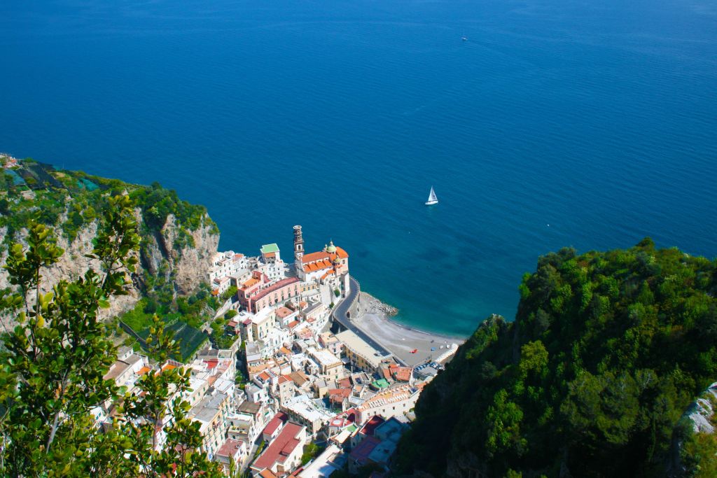Vista panoramica sul mare e le case di Positano, Costiera Amalfitana, Italia