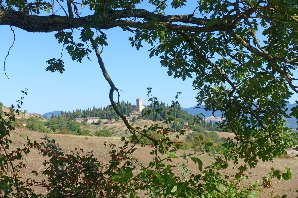 Paesaggio rurale lungo la Via degli Dei, con colline e campi.