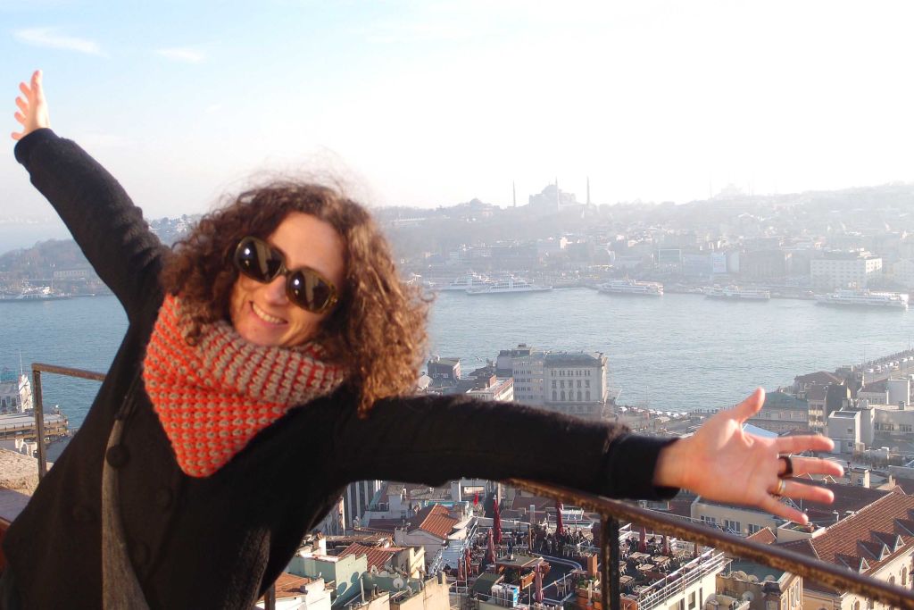 Viaggiatrice con vista panoramica su Istanbul
