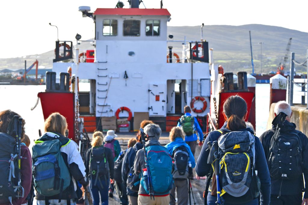 Gruppo di persone che si imbarca su un traghetto per le isole vicine a Kerry.