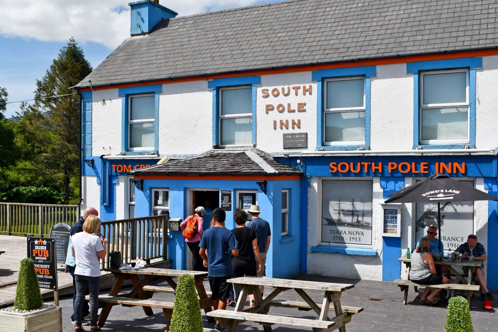 Tradizionale pub irlandese con insegne, punto di ristoro lungo il percorso.