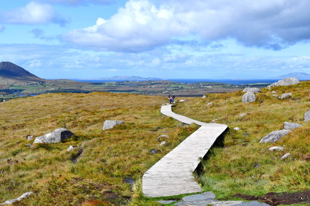 Passerella in legno che attraversa un tratto di montagna lungo il Wild Atlantic Way.