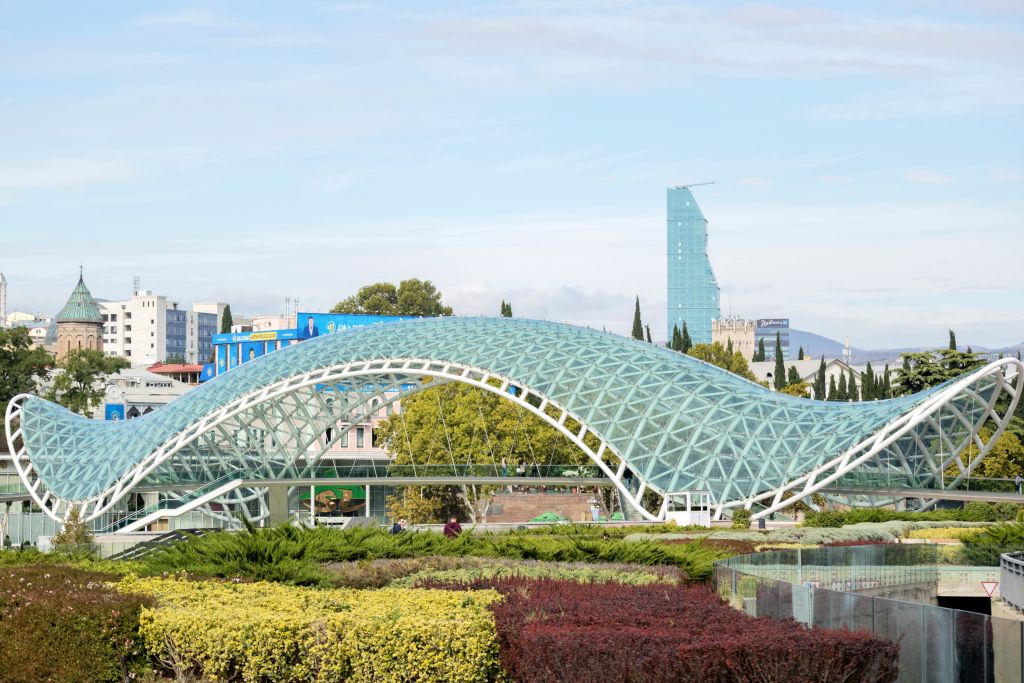 Il Ponte della Pace a Tbilisi, architettura moderna, tour organizzato "Girolibero" in Georgia.