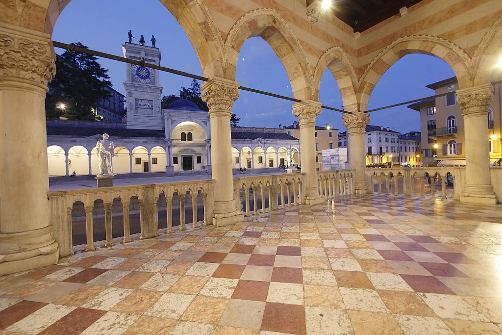 Colonnato storico in pietra, attrazione lungo il percorso della Ciclovia Alpe Adria.
