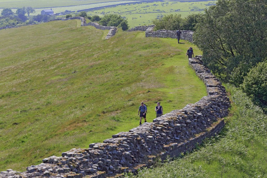 Mura di pietra che seguono una collina erbosa lungo l’Adrian Way.